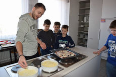 Gemeinde dankt den Sternsingern mit einem Pizzabacken 